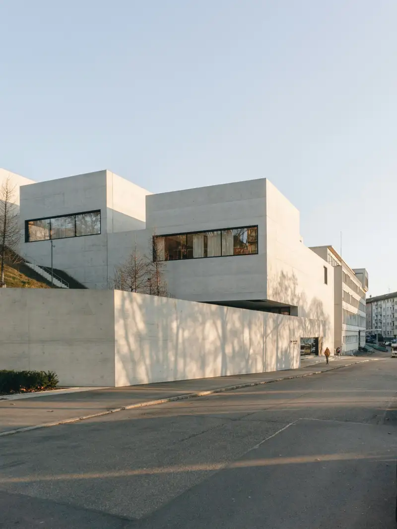 Zwei helle Wohnhaus-Kuben mit Mauer zur Straße