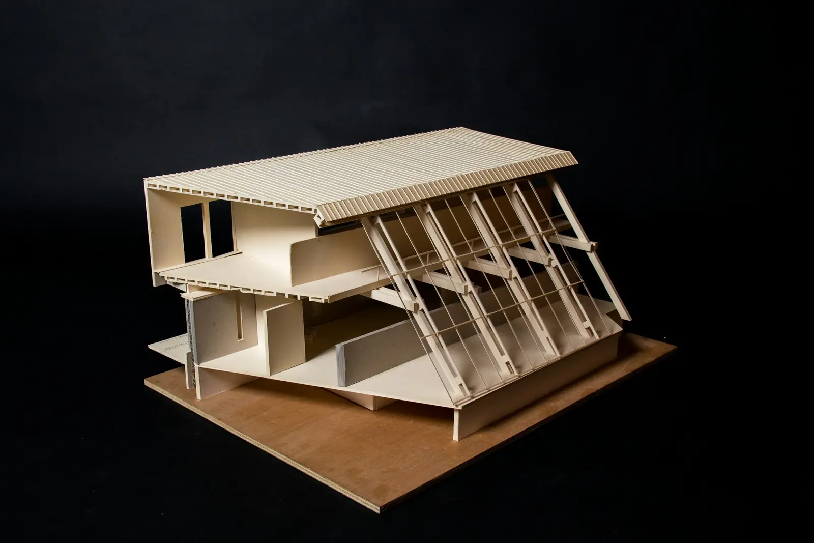 Architekturmodell eines Hauses aus Holz auf dunklem Grund