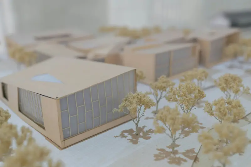Städtebauliches Modell aus Holz und Karton mit Bäumen