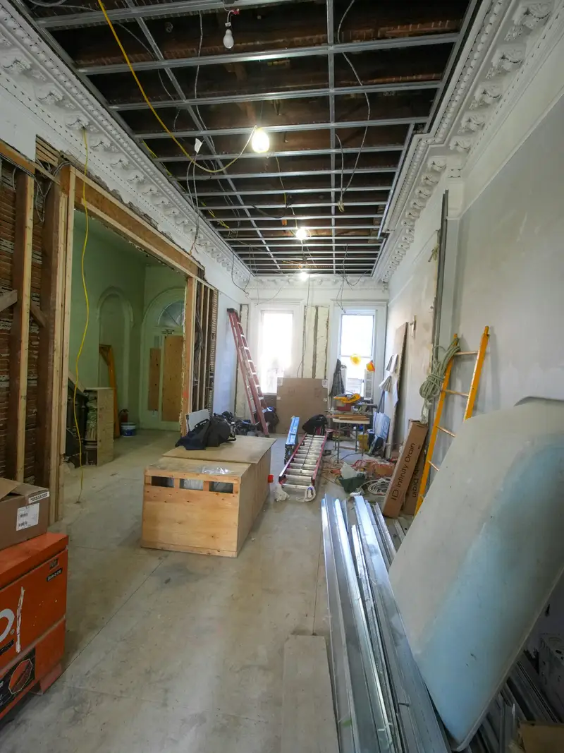 Altbau im Umbau: freigelegte Decke, Leitern und Baumaterial