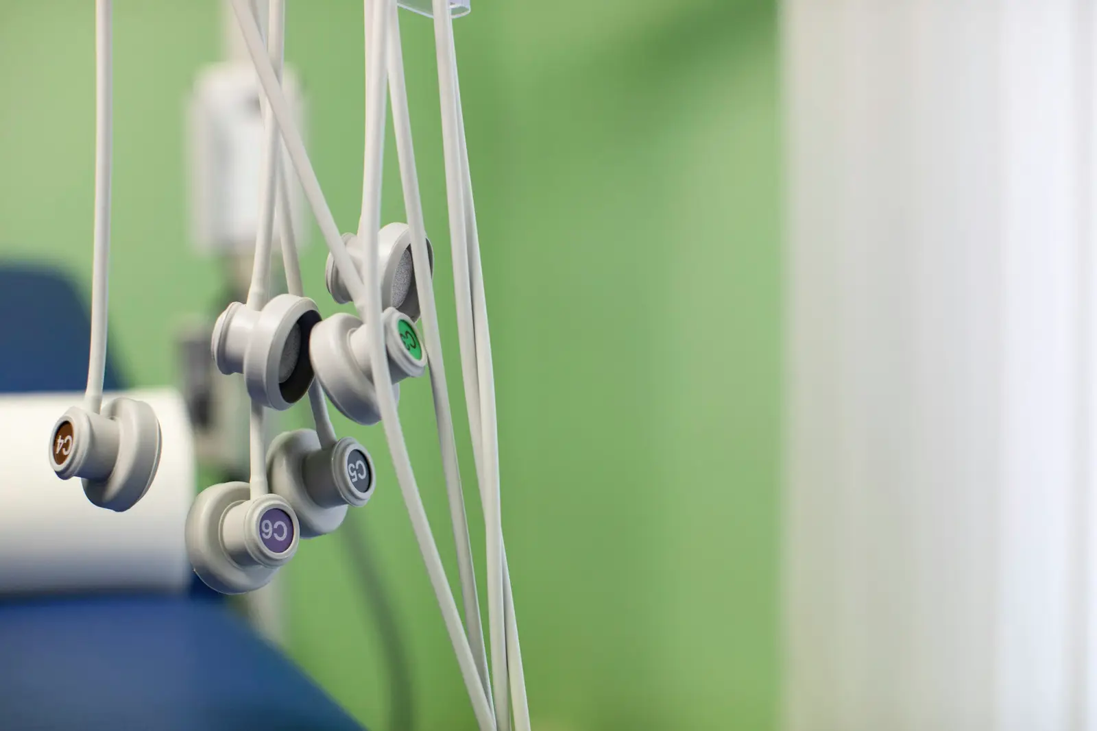 EKG-Elektroden an Kabeln in einer Arztpraxis