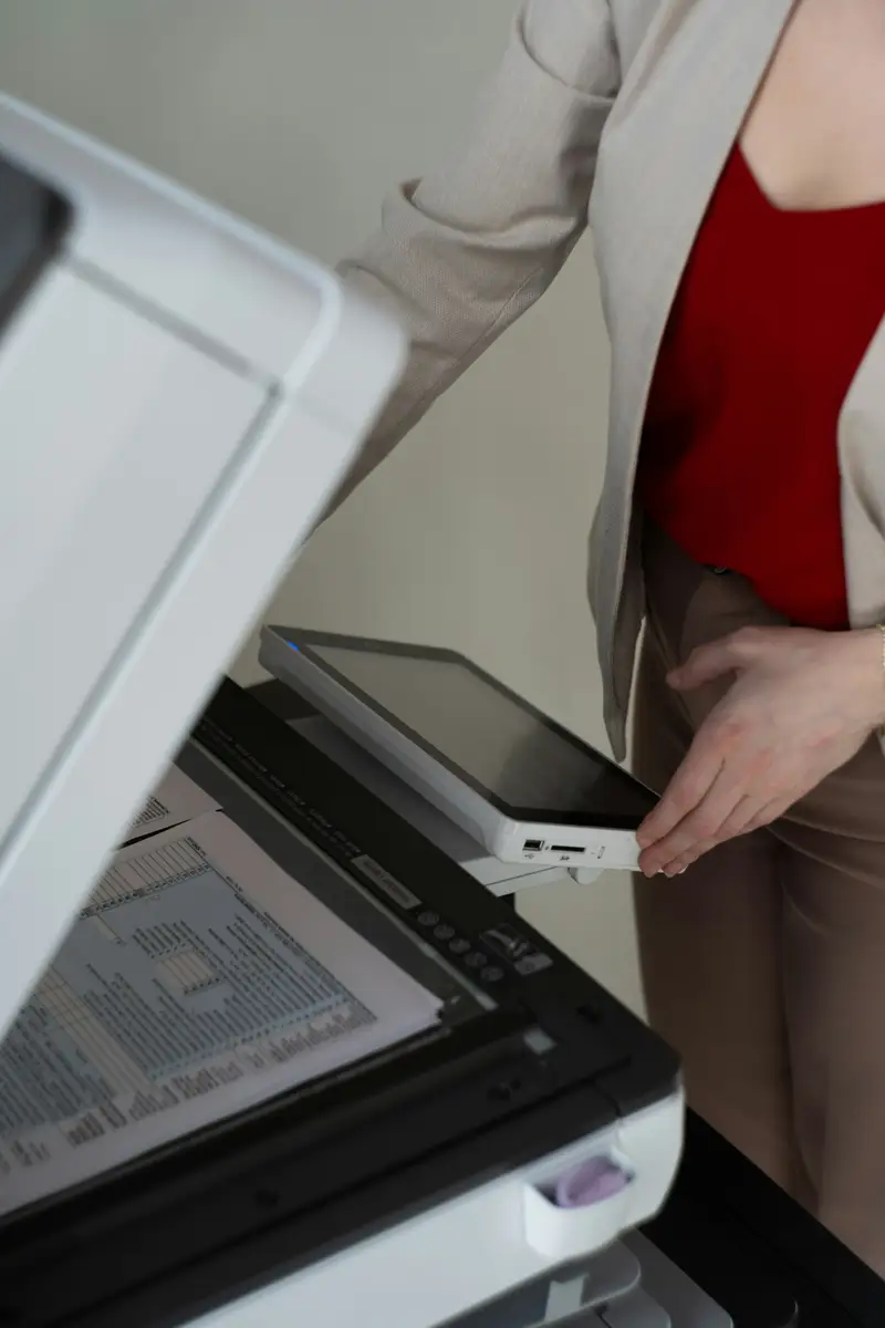Dokumente werden in einen Scanner eingelegt