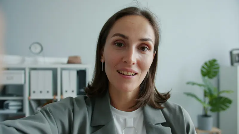 Frau spricht in die Kamera eines Videoanrufs
