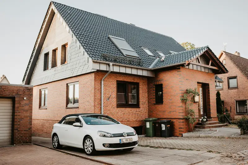 Klinkerhaus mit neuem Ziegeldach, Dachfenstern und Schiefergiebel