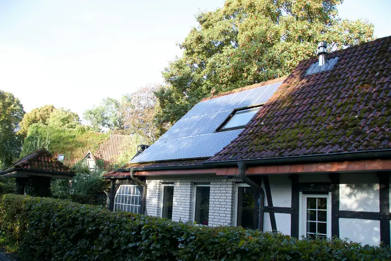 Fachwerkhaus mit Solarmodulen auf dem Ziegeldach