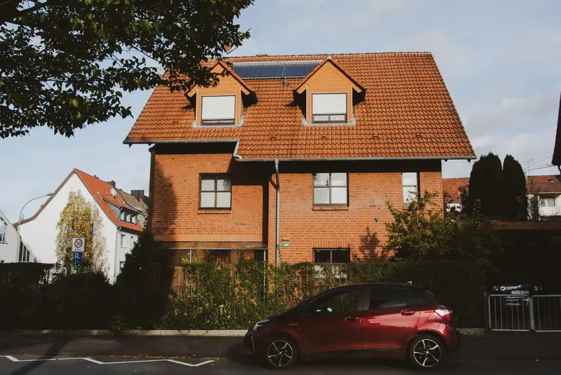 Einfamilienhaus mit Ziegeldach und Photovoltaik-Modulen