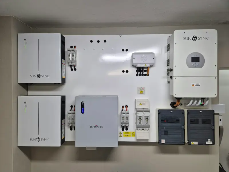 Wechselrichter und Batteriespeicher an der Kellerwand, sauber abgesichert