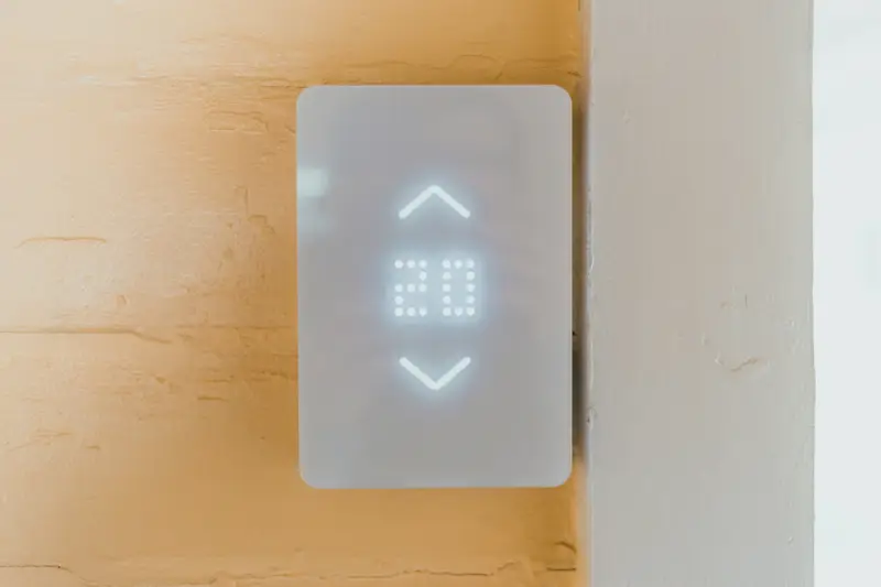 Smart-Home-Bedienfeld an der Wand