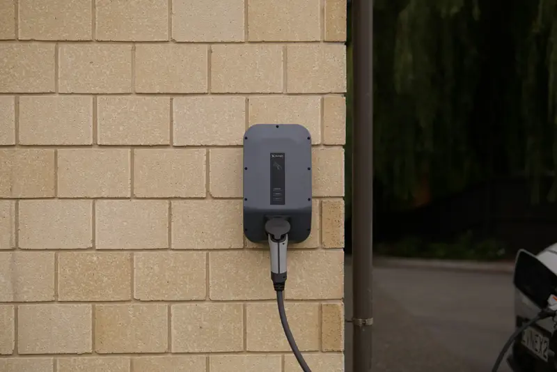 Wallbox an einer Hauswand