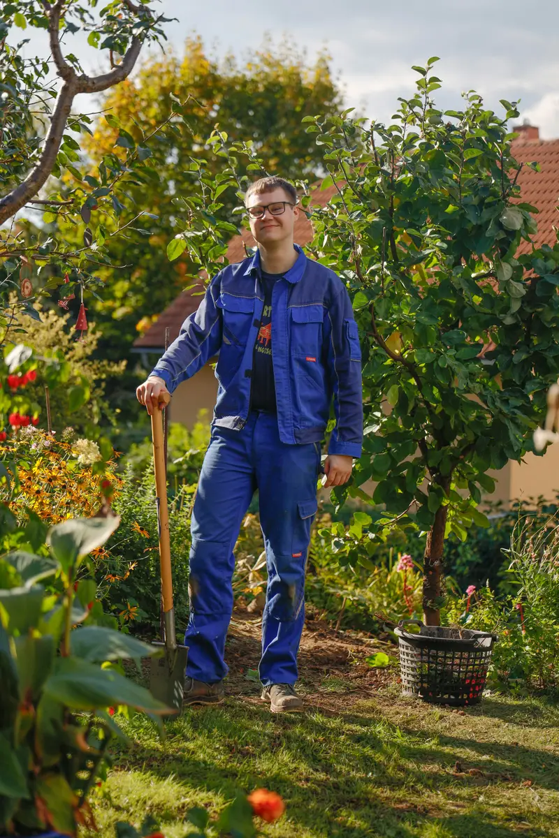 Thomas Hauck im Garten, mit Spaten