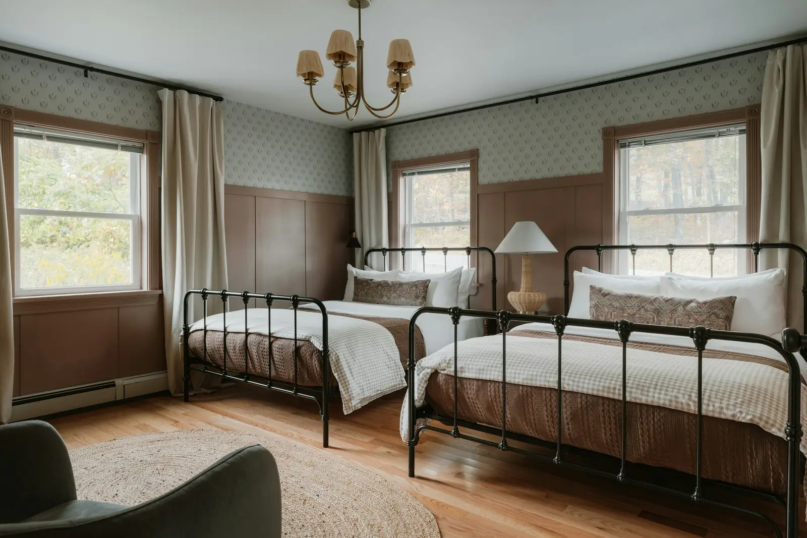 Schlafzimmer mit zwei Einzelbetten aus Metall