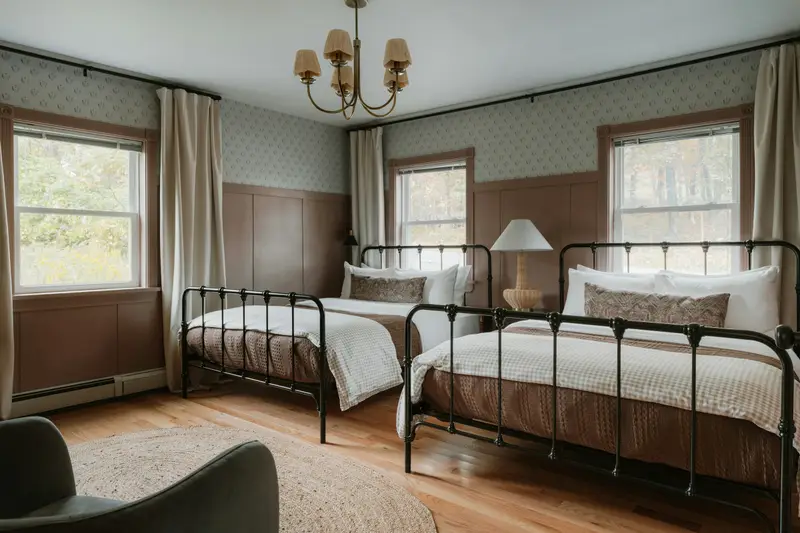 Schlafzimmer mit zwei Einzelbetten aus Metall