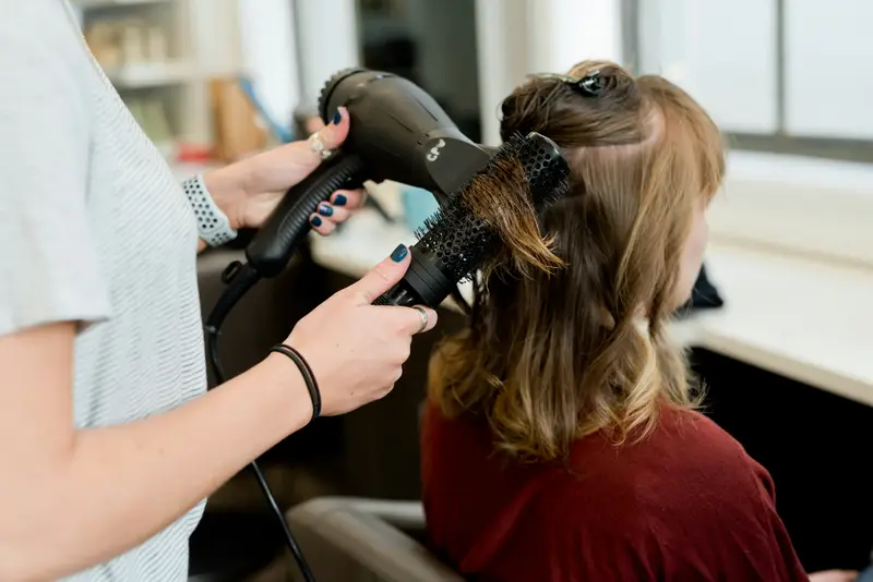 Föhnen mit Rundbürste im Salon