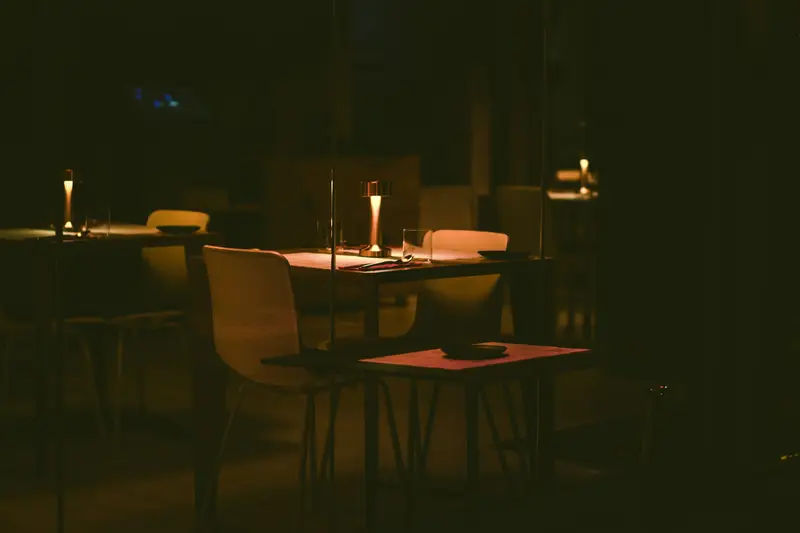 Gedeckte Tische im Abendlicht