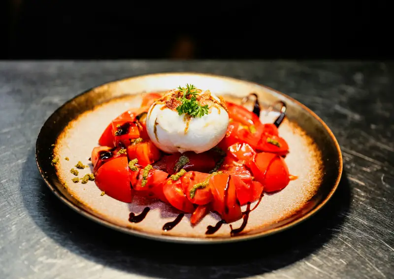 Burrata auf Ofentomaten mit Basilikumöl
