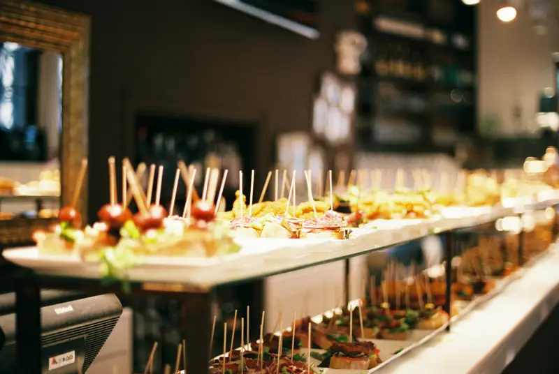 Fingerfood auf einer langen Theke angerichtet