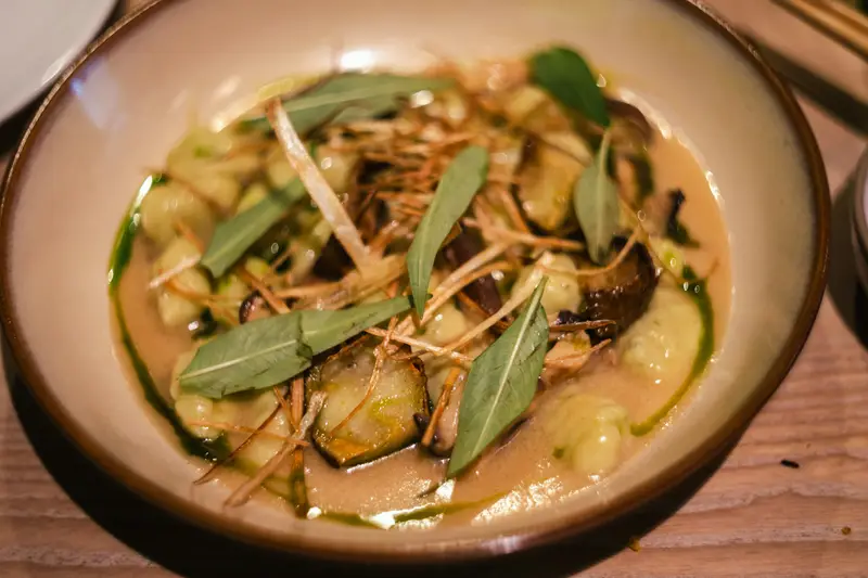 Hausgemachte Gnocchi mit Salbeibutter in einer Schale