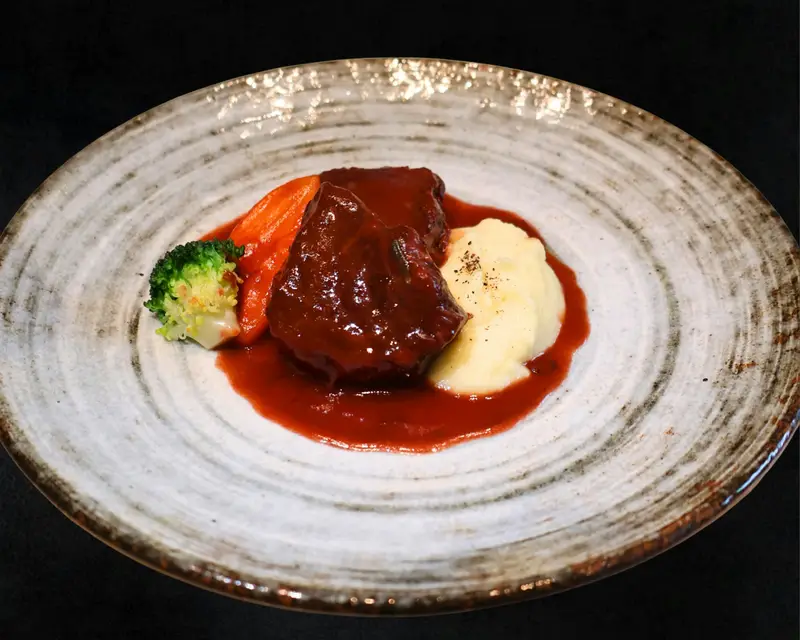 Rinderschmorbraten mit Kartoffelpüree und Möhren