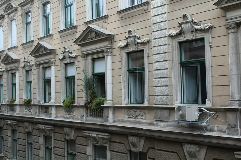 Gründerzeit-Fassade mit Stuck und hohen Fenstern