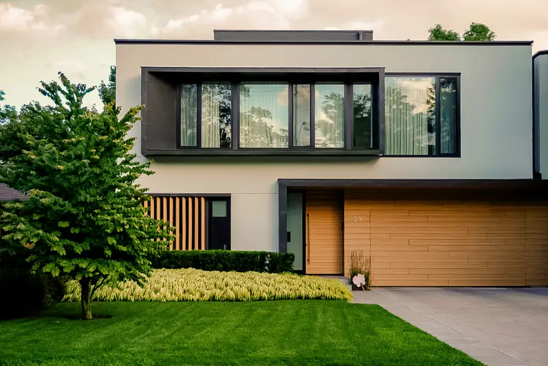 Modernes Einfamilienhaus mit Holzfassade und Garten