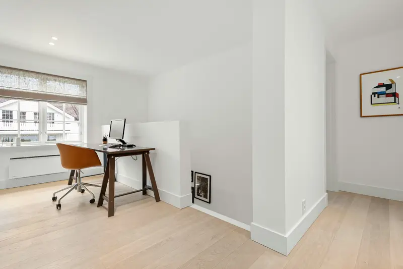Kleines Büro mit neuem Vinylboden in heller Eiche und frisch gestrichenen Wänden