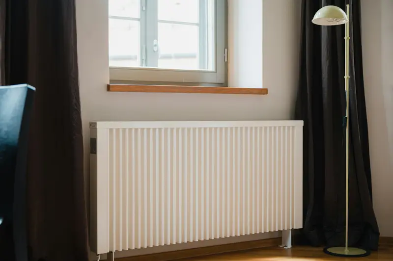 Sanierte Außenwand unter dem Fenster, neu verputzt und weiß gestrichen