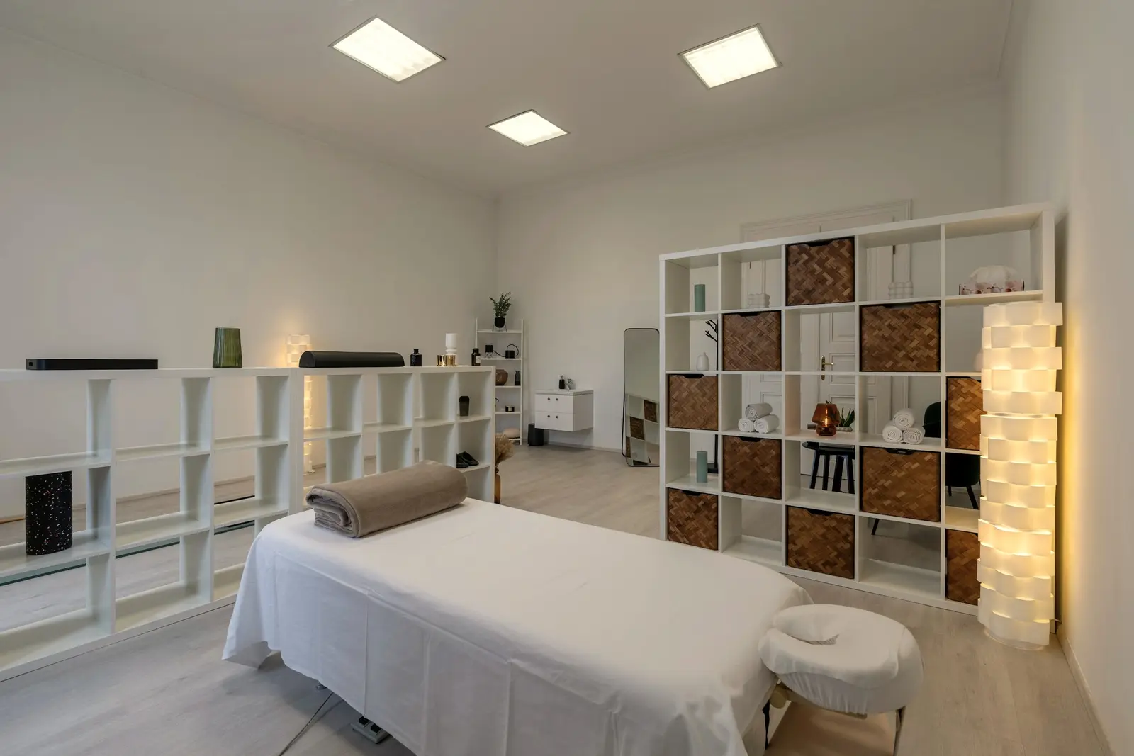 Heller Behandlungsraum einer Physiotherapie-Praxis