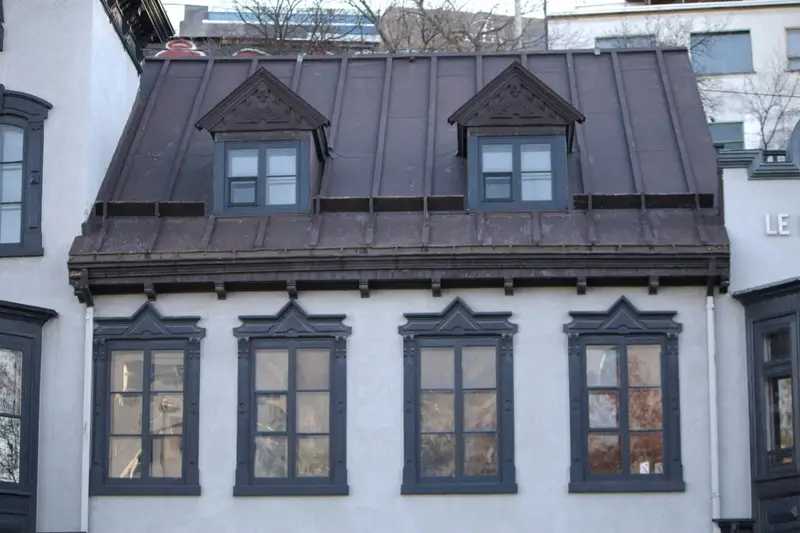 Stadthaus mit Mansarde aus dunklem Stehfalzblech und zwei Gauben