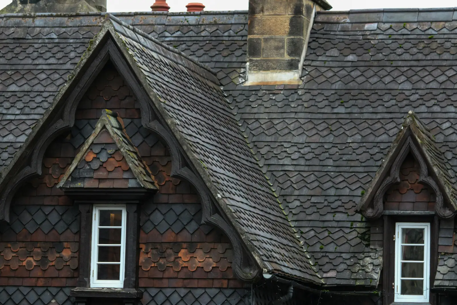 Schieferdach mit zwei Spitzgauben und Fischschuppen-Ornament