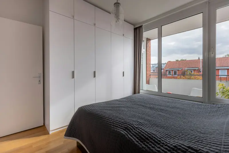 Raumhoher Einbauschrank im Schlafzimmer