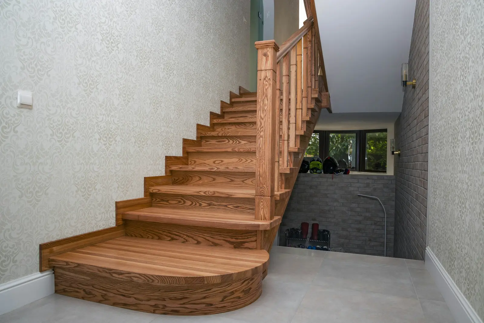 Treppe mit Massivholzstufen und neuem Geländer
