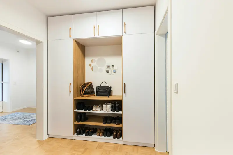 Einbauschrank mit offener Garderobennische und Schuhfächern