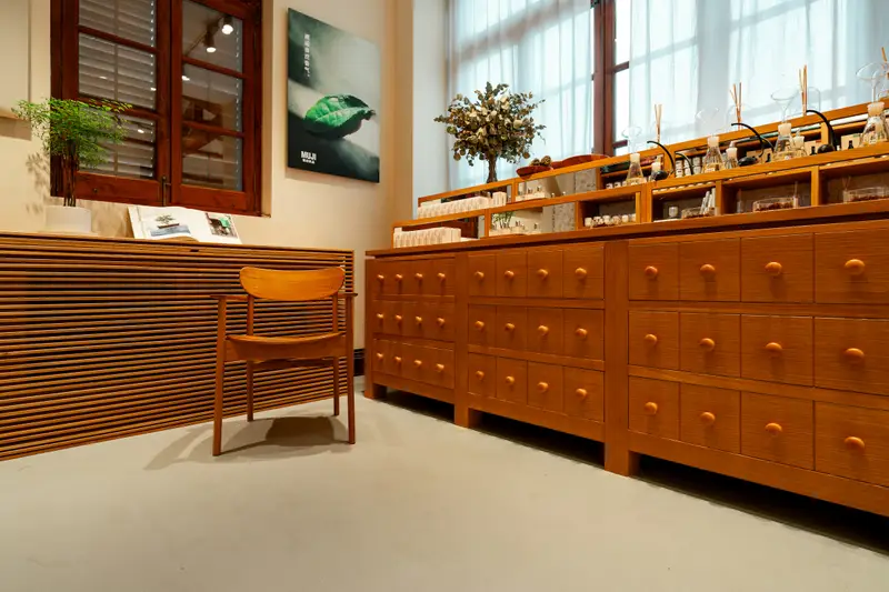Schubkastenwand aus Holz in einem hellen Verkaufsraum